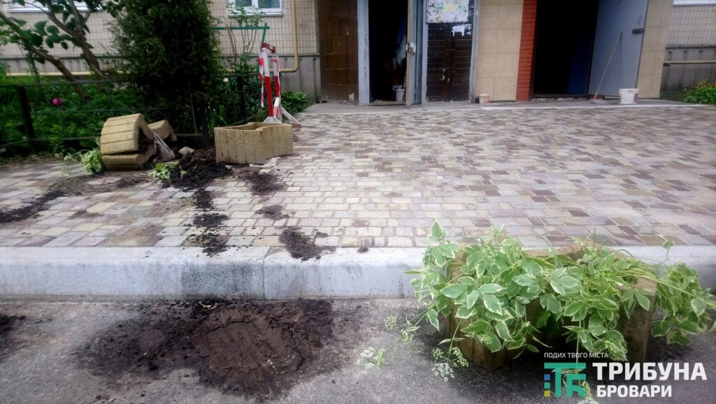 Нищення вазонів та порушення паркування, Незалежності, 10-Б, фото - Захар
