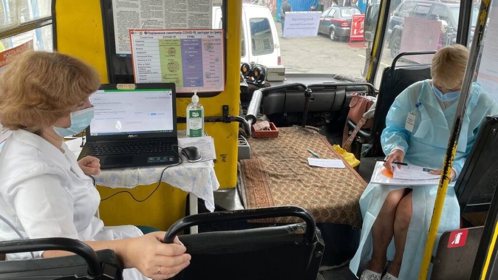 У Києві вакцинують усіх охочих у маршрутках та на ринках
