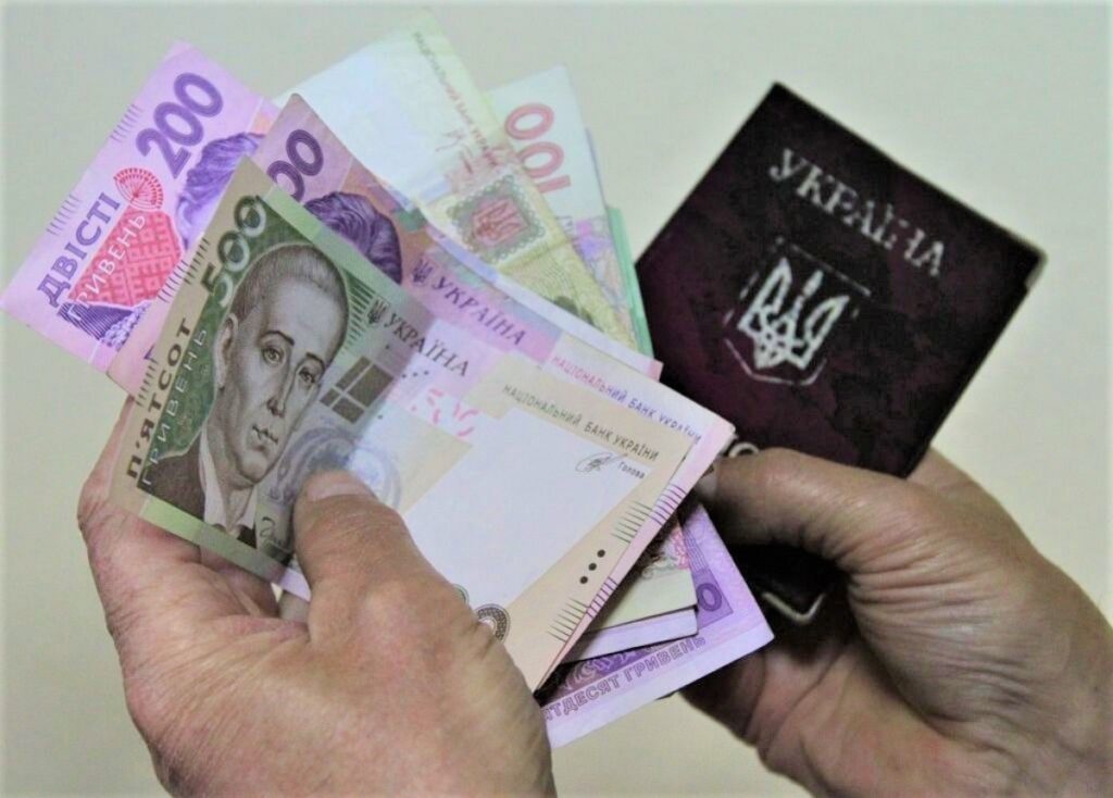 Українцям платитимуть по дві пенсії: яким буде розмір виплати пенсія