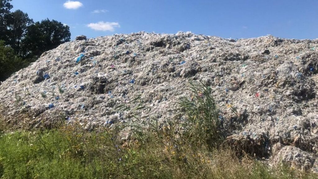 Засмічували промисловим сміттям землі Броварщини. Поліція затримала причетних. ФОТО, ВІДЕО Промислові відходи, сміттєзвалища, фото - поліція
