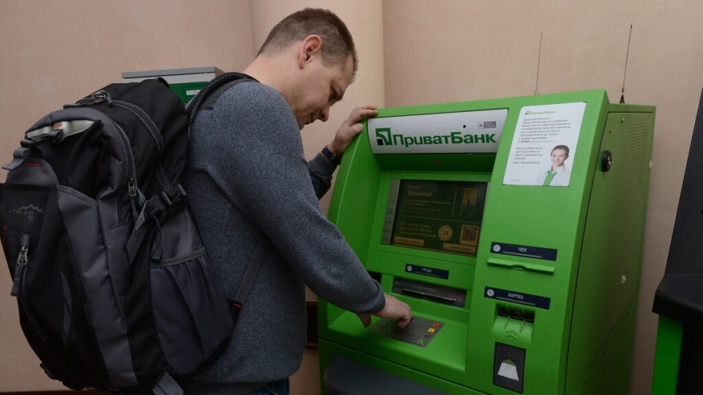 ПриватБанк на п’ять годин призупинить роботу: що та коли не працюватиме