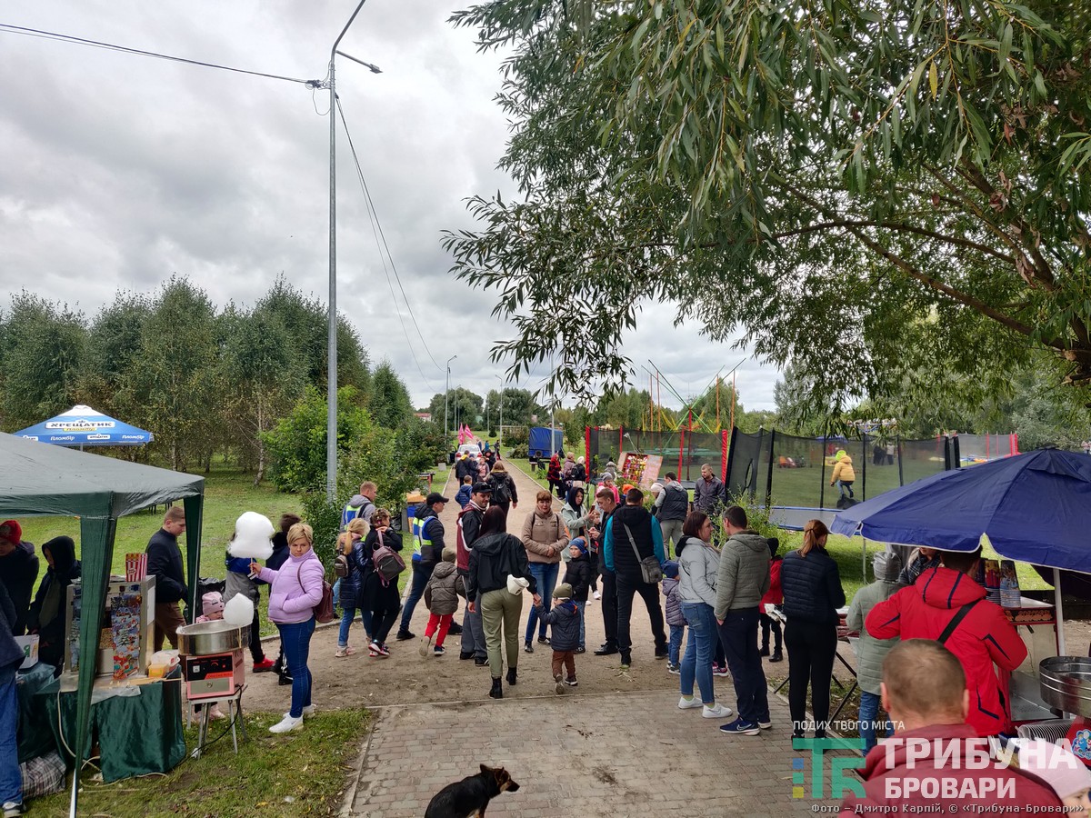 натовп у парку