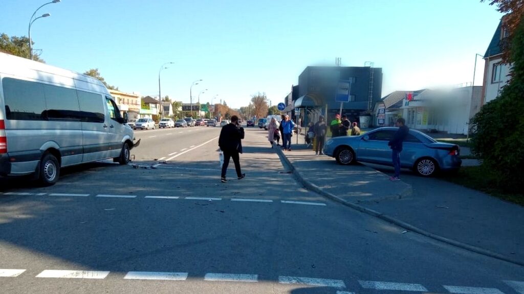 У Броварах автівка в’їхала в зупинку громадського транспорту. Є постраждалі. ФОТО