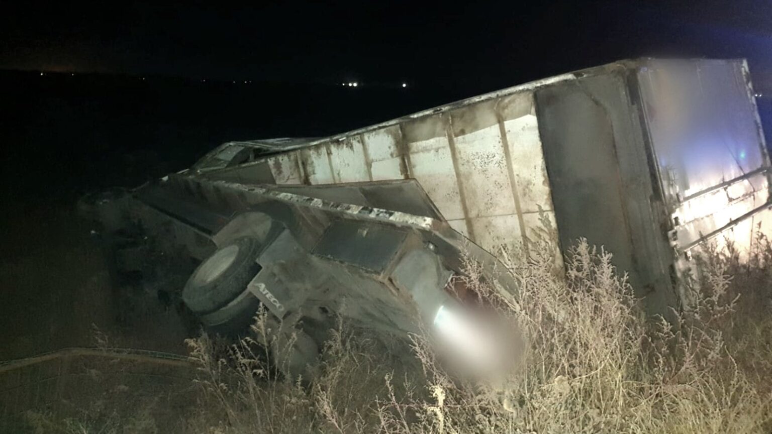 За 50 метрів до АЗС: на броварській Об’їзній нетверезий водій перекинувся на вантажівці