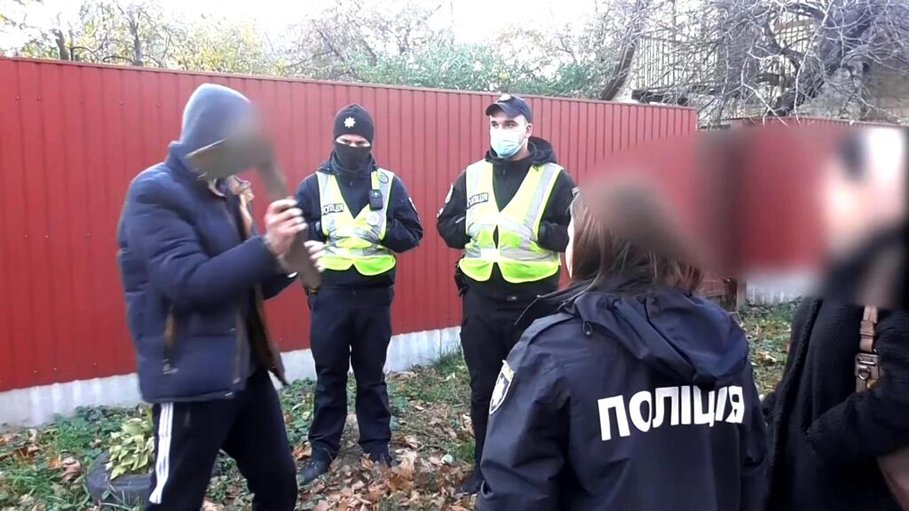 Бив сокирою по голові: у Погребах від грабіжника постраждала багатодітна мати. ВІДЕО