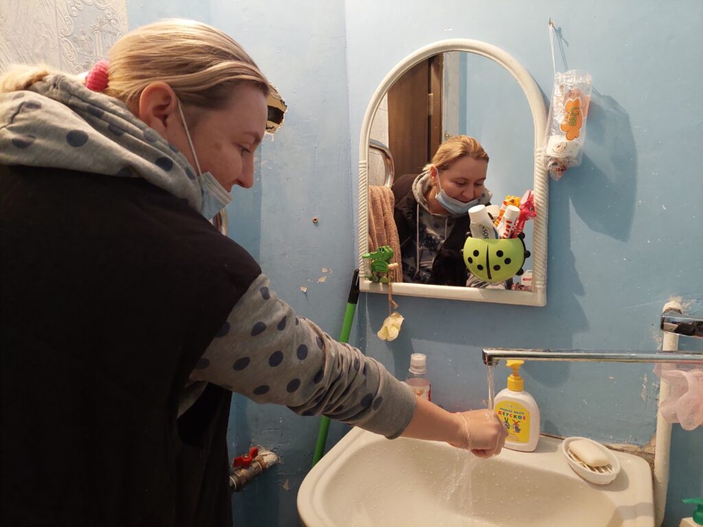 Із обох кранів тече гаряча вода: нестандартна ситуація в Броварах на вул. С. Петлюри, 13 С. Петлюри,13, із кранів гаряча вода