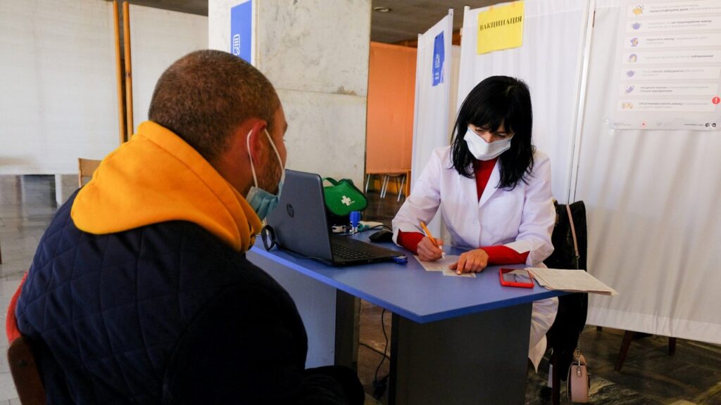 Протипоказання для вакцинації від COVID-19: МОЗ затвердило перелік