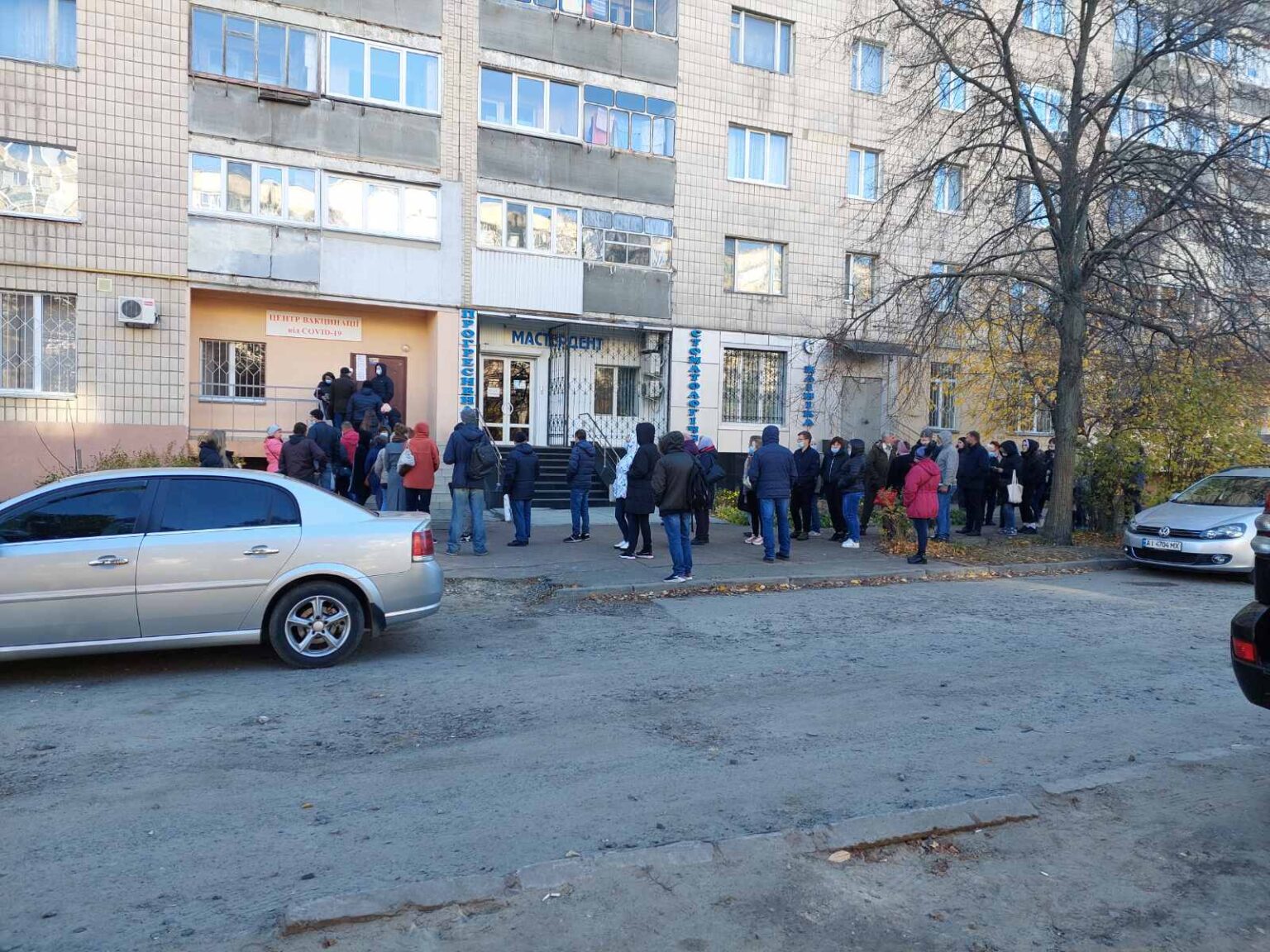 Вакцинація та COVID-сертифікати: лікарі звільняються через перевантаження та агресію пацієнтів щеплення