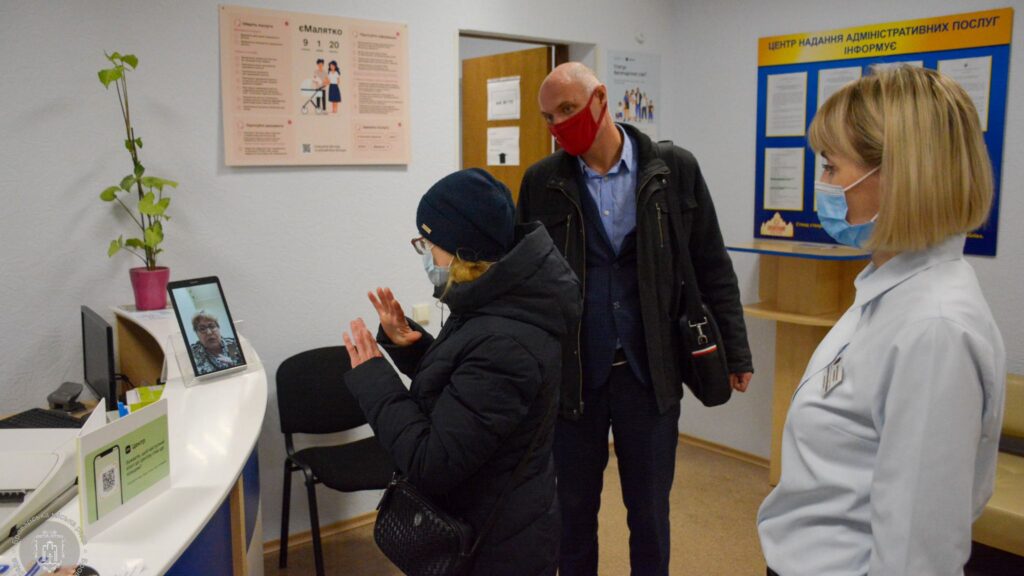 У броварському «Прозорому офісі» презентували сервіс для людей із вадами слуху. ФОТО