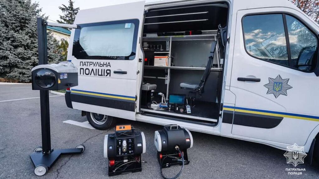 Поліція почала використовувати на дорогах мобільні діагностичні станції. ФОТО