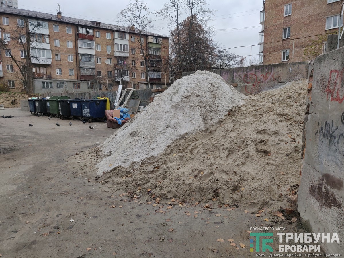 територія ЖЕК-5, пісок