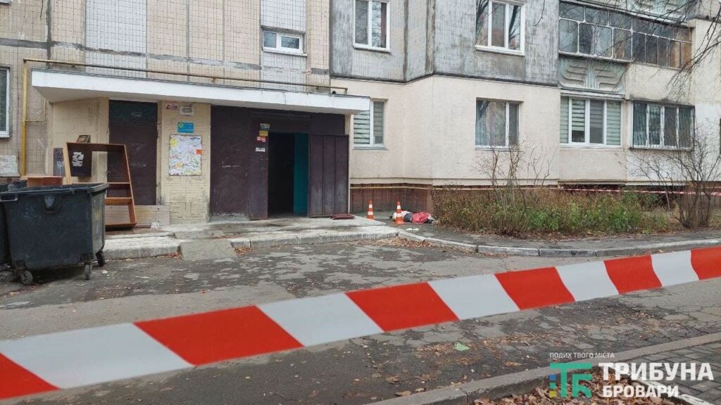 У Броварах на вул. С. Петлюри з вікна 9 поверху випав молодий чоловік. ФОТО