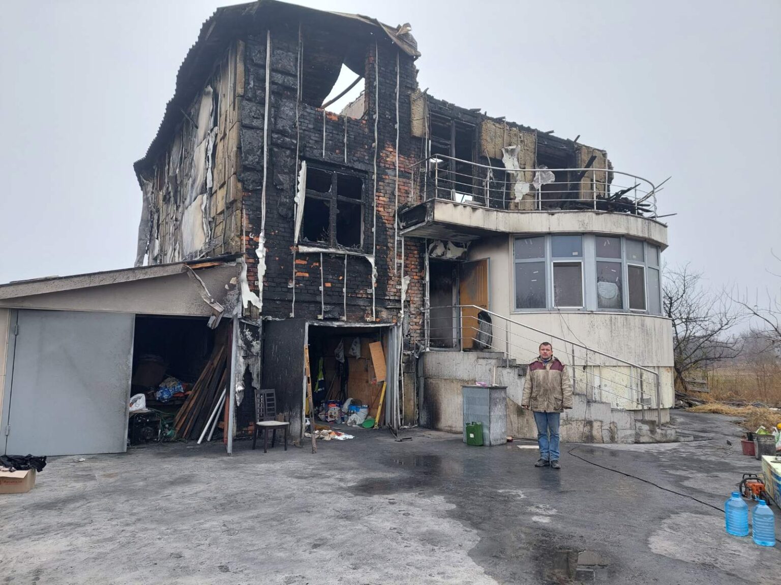 Вибігли з палаючого дому в піжамах: молода сім’я з Гоголева потребує допомоги. ФОТО пожежа в Гоголеві