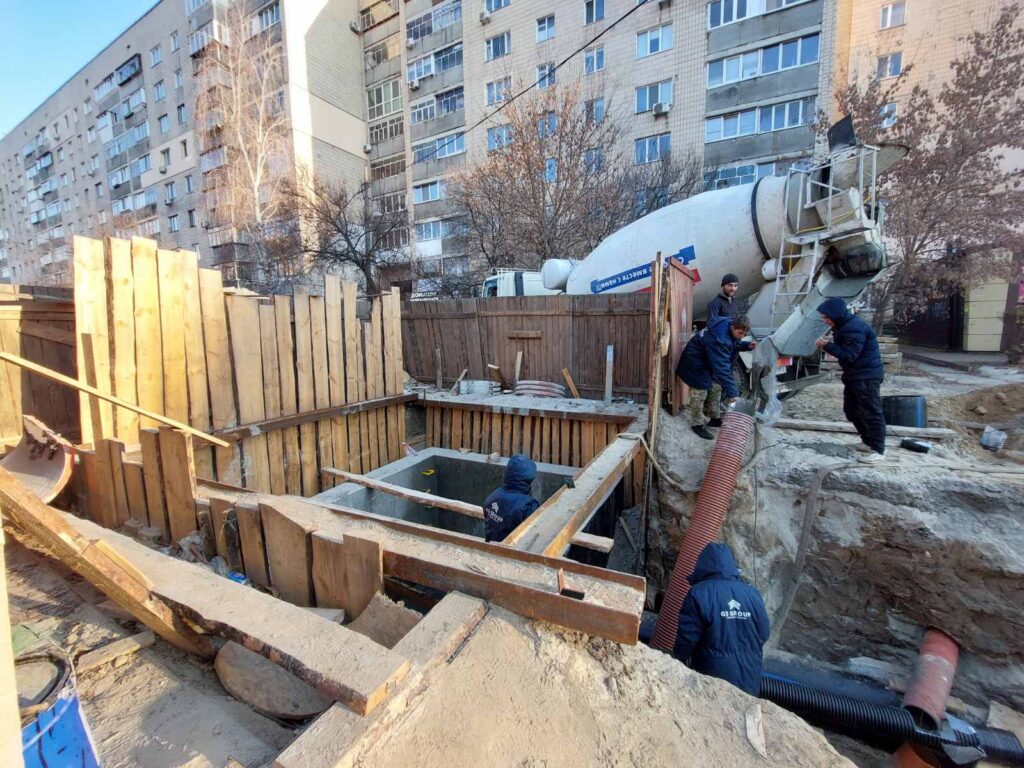 На бульв. Незалежності триває прокладання третьої гілки каналізаційного колектора. ФОТО каналізаційний колектор на Незалежності