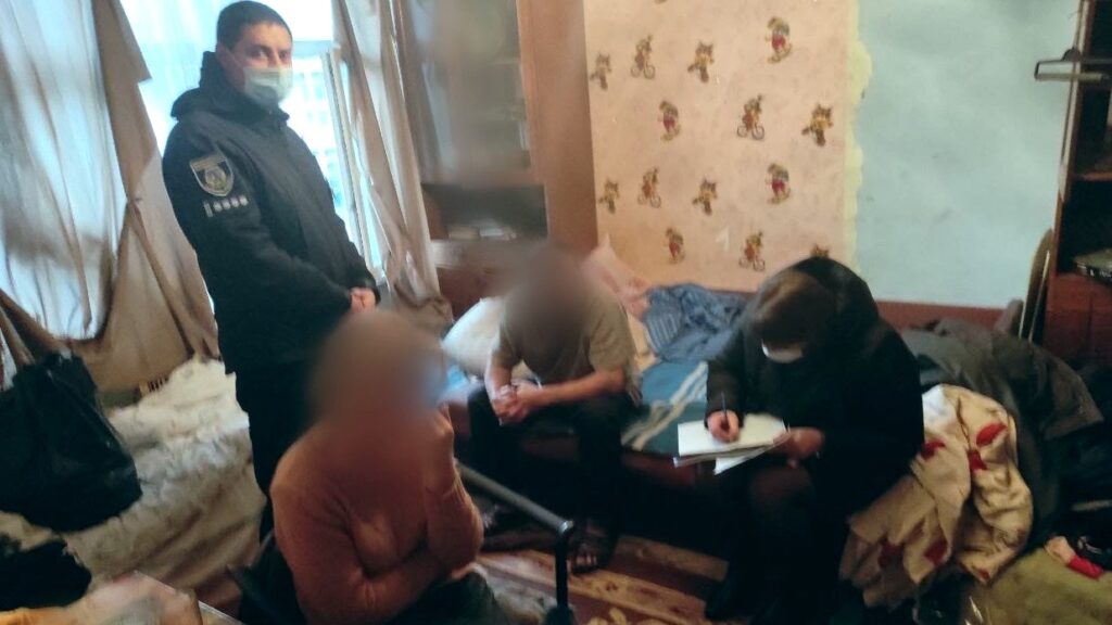Пішла з дому і не повернулася: у Малій Тарасівці правоохоронці відшукали зниклу дівчинку і забрали від батьків