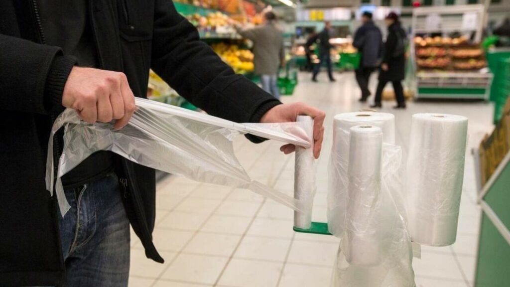 Від сьогодні в супермаркетах заборонені безкоштовні одноразові пакети: яка альтернатива
