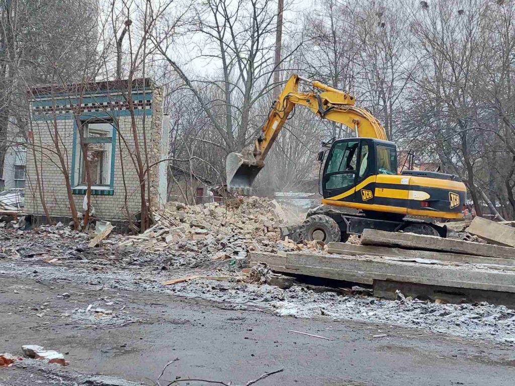 У Броварах на Торгмаші демонтували колишній дитсадок «Соколик». ФОТО демонтаж дитсадка "Соколик"