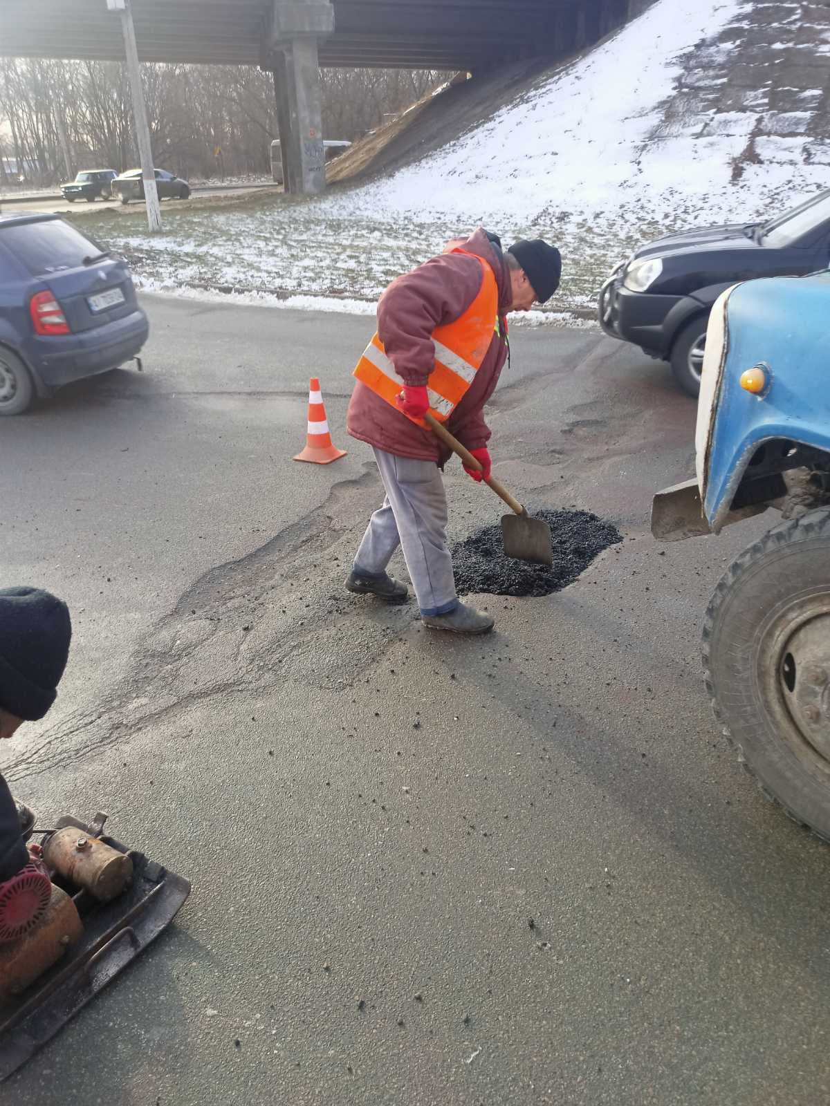 комунальники латають дорогу