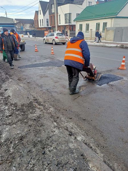 комунальники латають дорогу