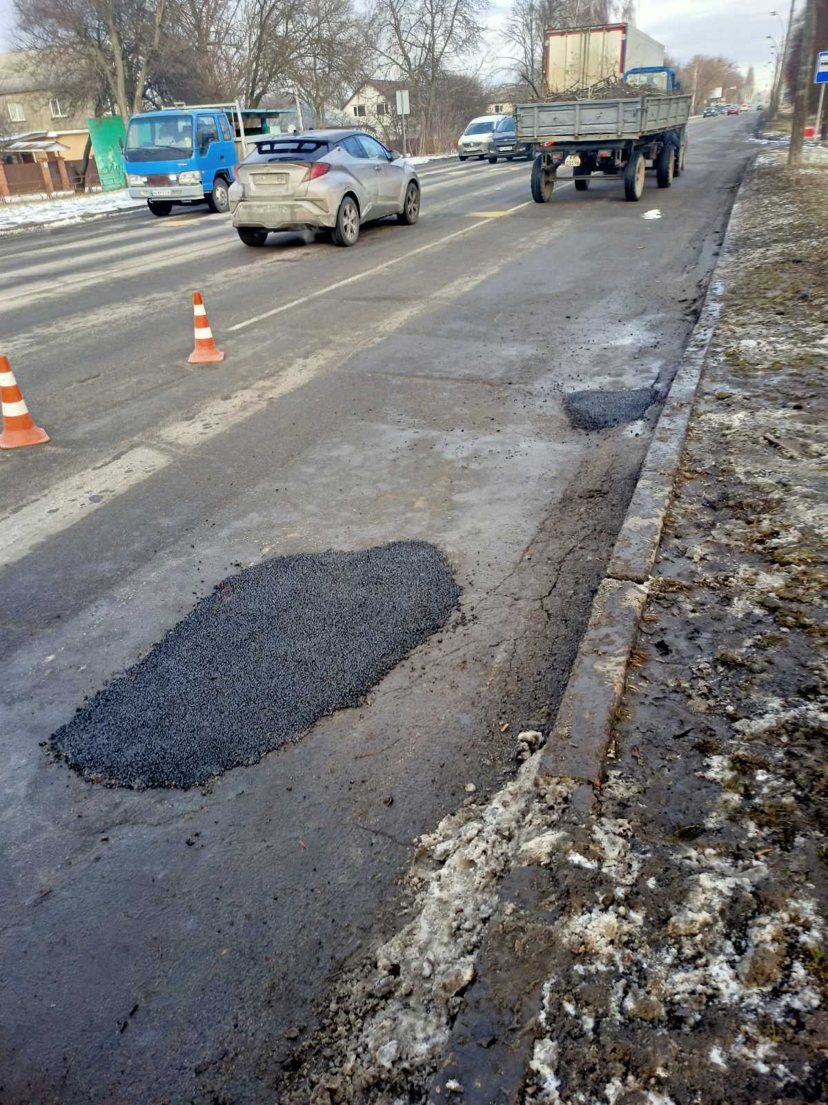 комунальники латають дорогу