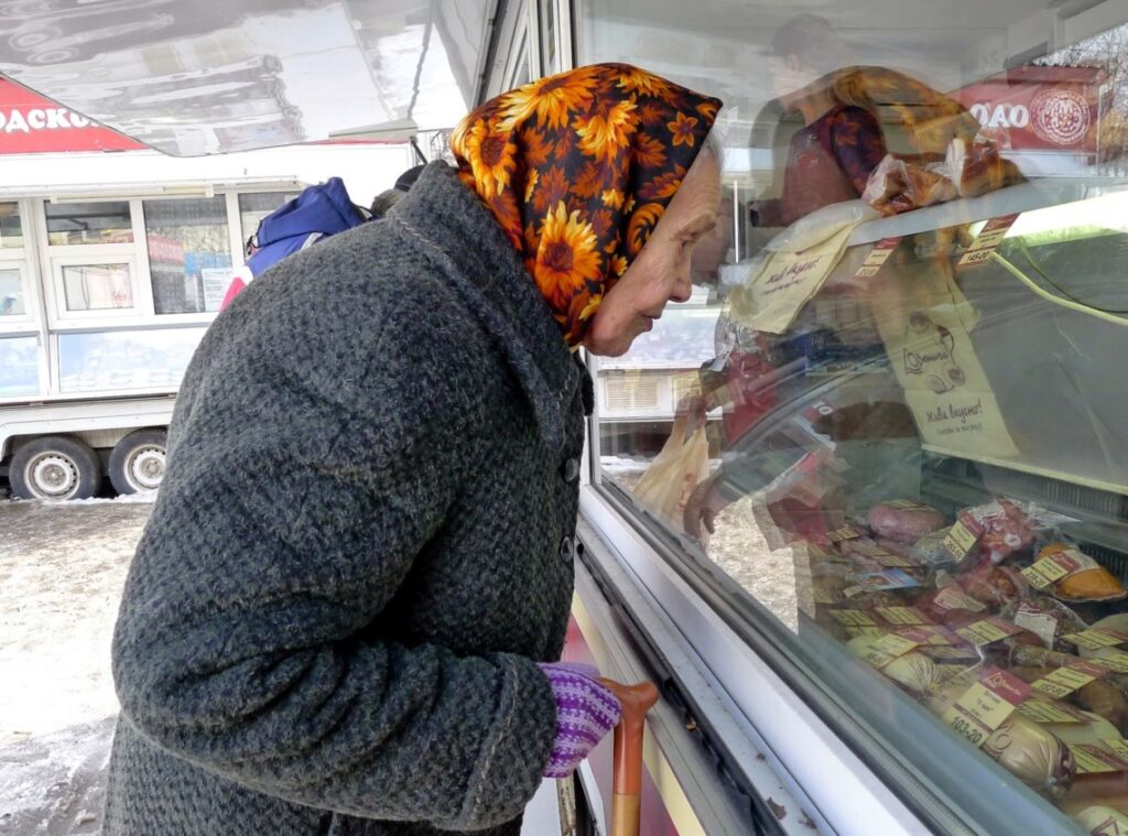 У 2022 році можуть запровадити продуктові картки, – радник президента Устенко пенсіонер в магазині