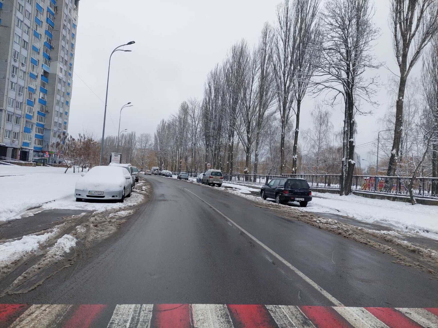 припарковані автівки на узбіччі