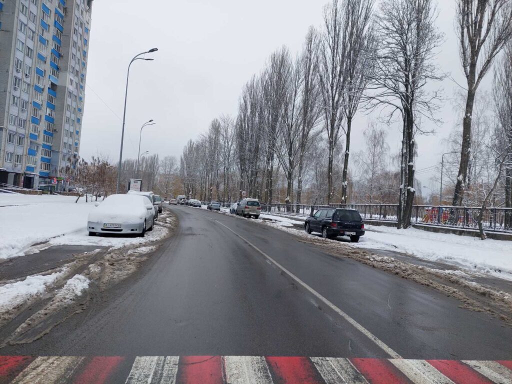 У Броварах припарковані на узбіччі доріг автівки евакуюватимуть на штрафмайданчик припарковані автівки на узбіччі