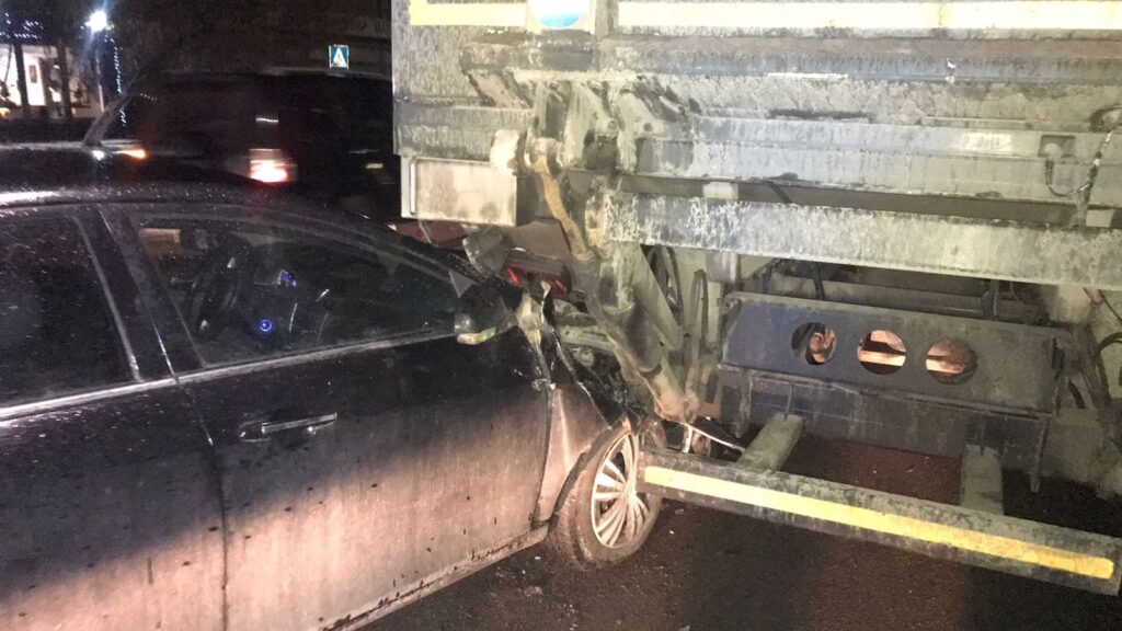 У Броварах на Торгмаші легковик в’їхав у припарковану вантажівку. ФОТО
