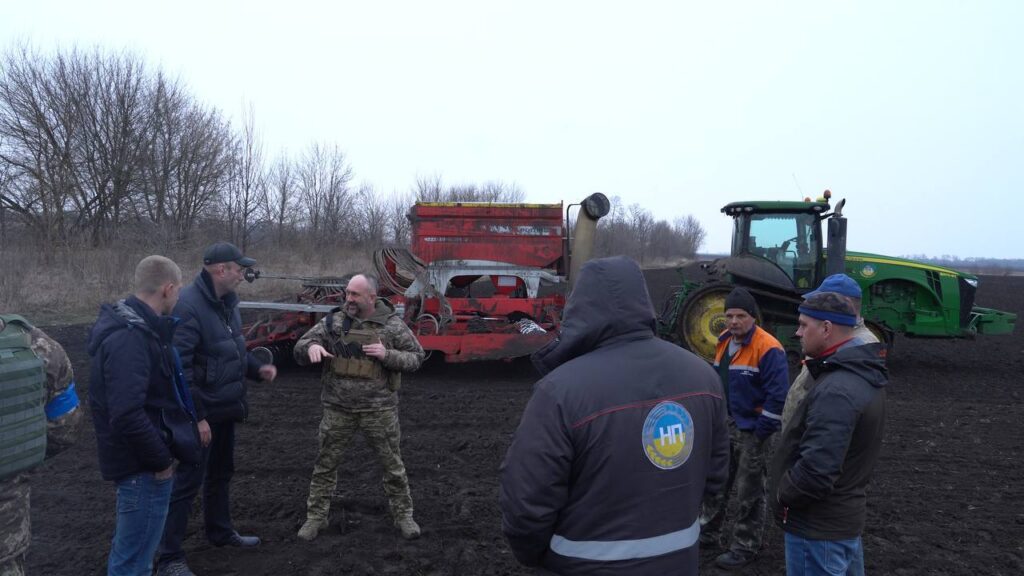 На Київщині сіють хліб під вибухи і пожежі: весняно-польові роботи в розпалі сіють хліб