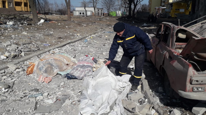 У Чернігові з-під завалів гуртожитка дістали сім’ю: 5 загиблих, серед яких троє – дітей Смерть сім'ї у Чернігові
