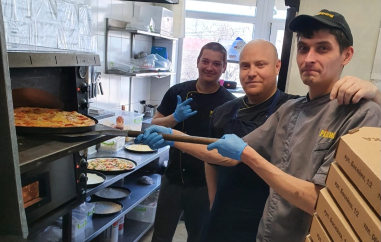 «Піца – універсальна стратегічна страва», – директор мережі піцерій Pizzburg про те, як підтримують наших воїнів