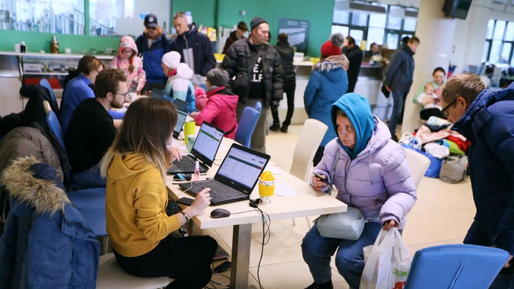 Соціальну допомогу внутрішньо переміщеним особам можна отримати на картки ПриватБанку