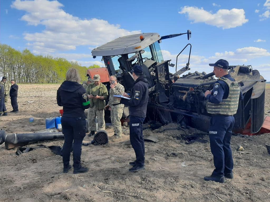 Обережно, міни: у Гоголеві на полі підірвався тракторист, а в зоні відчуження – рятувальники Гоголів, підірвався на міні