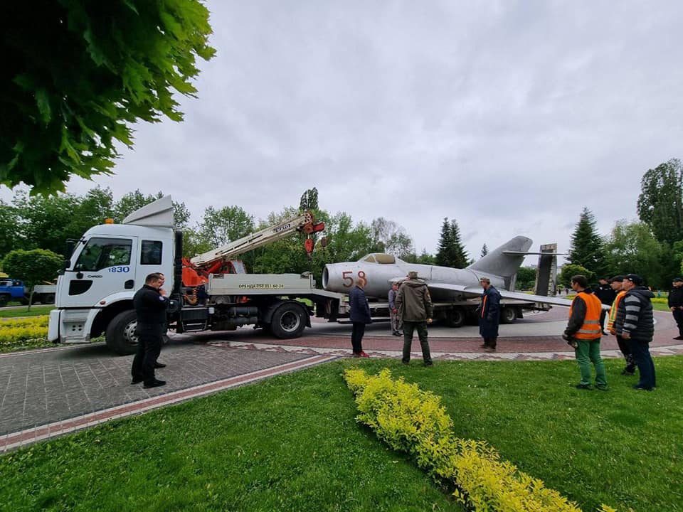 демонтаж літака в парку