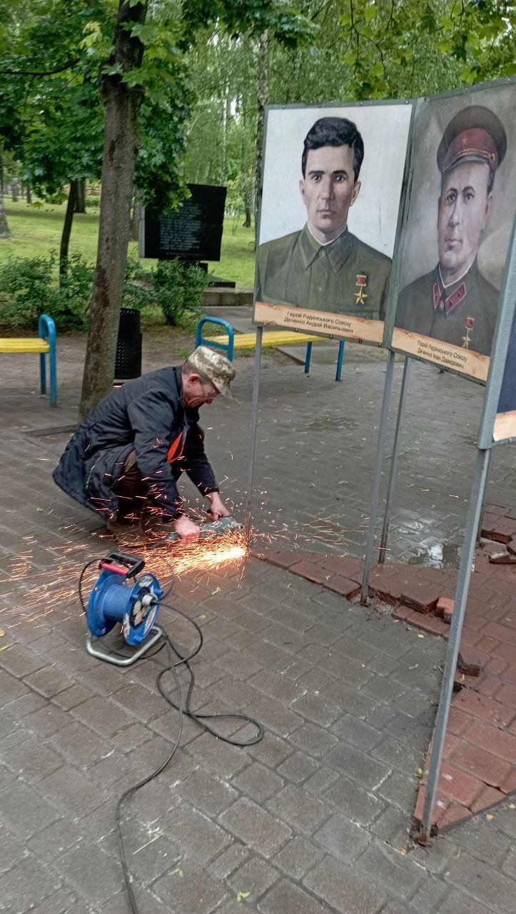 демонтаж портретів Героїв 2 світової війни