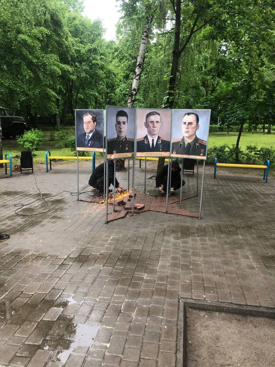 демонтаж портретів Героїв 2 світової війни