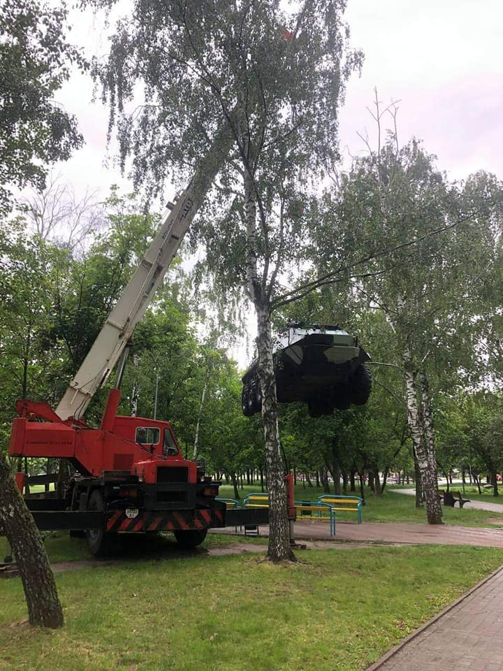 демонтаж бронетранспортера з парку