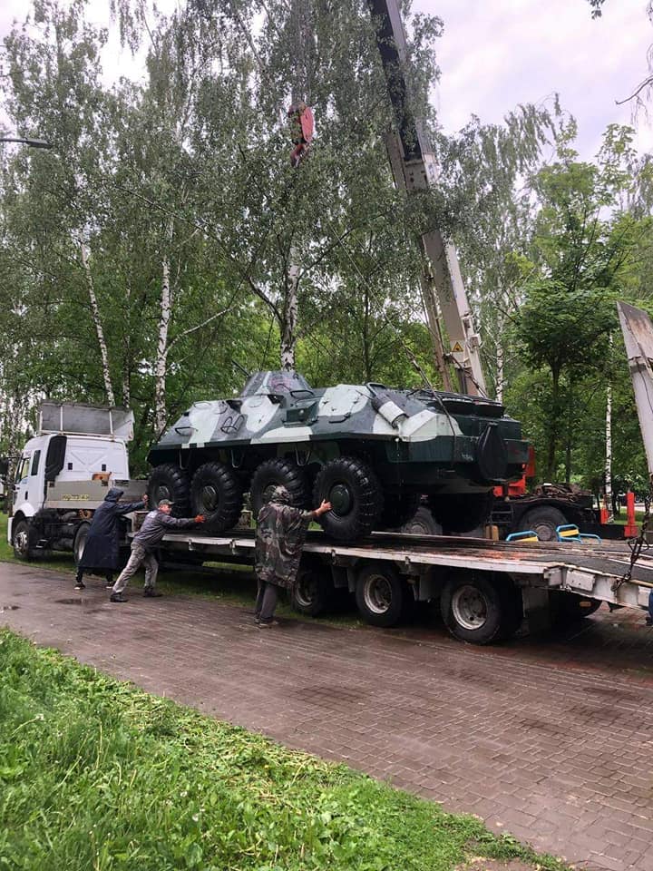 демонтаж бронетранспортера з парку