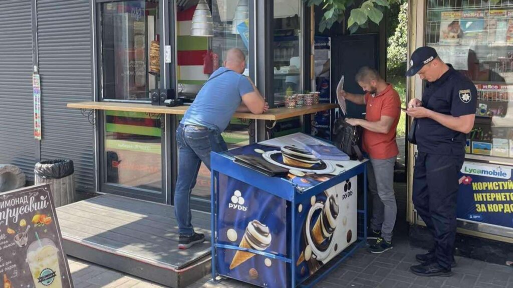 У Києві перевірили 35 фаст-фудів, у половини виявили порушення