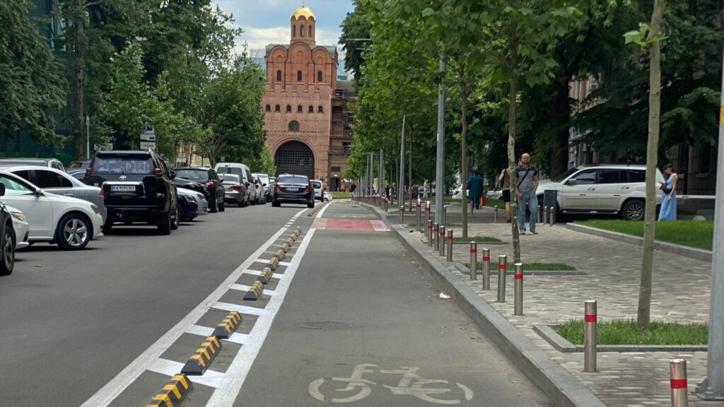 У Києві велосипедні смуги відокремлюватимуть від парковок спеціальними бортами