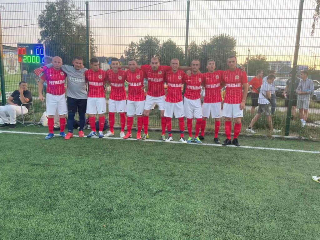 Із полум’я – на футбольне поле: ДСНСники встигли врятувати з пожежі кошеня і ввійти до фіналу футбол, рятувальники