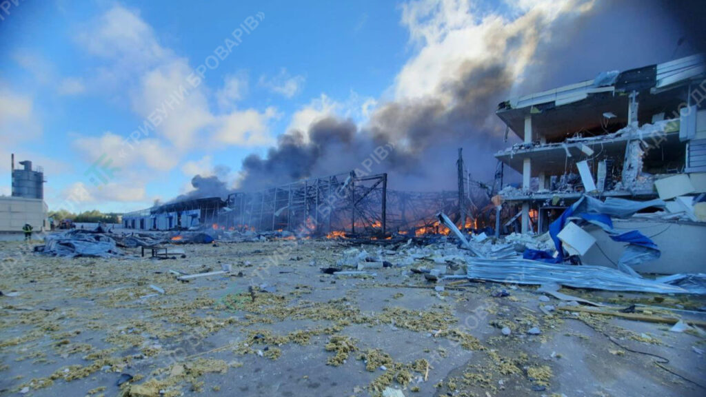 У Погребах дві ворожі ракети влучили по підприємству. Є поранені та загиблі. ФОТО