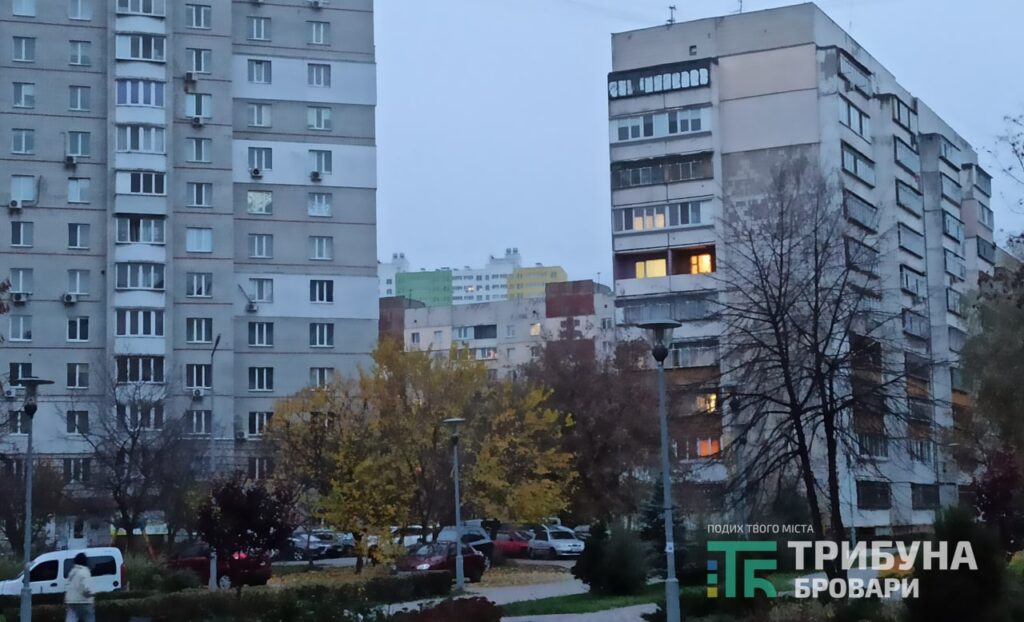 Віялові відключення в Броварах: чому одні будинки вимикають від світла, а інші – ні будинки зі світлом