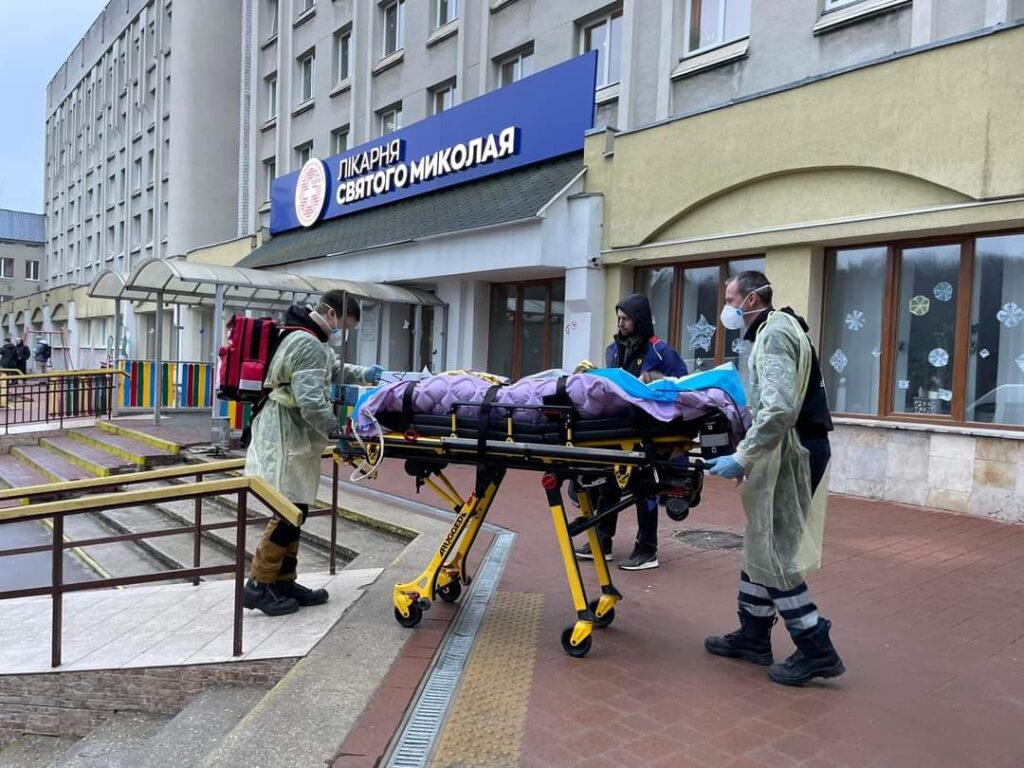 Постраждалу під час авіакатастрофи в Броварах дівчинку Алісу транспортували в Австрію. ФОТО