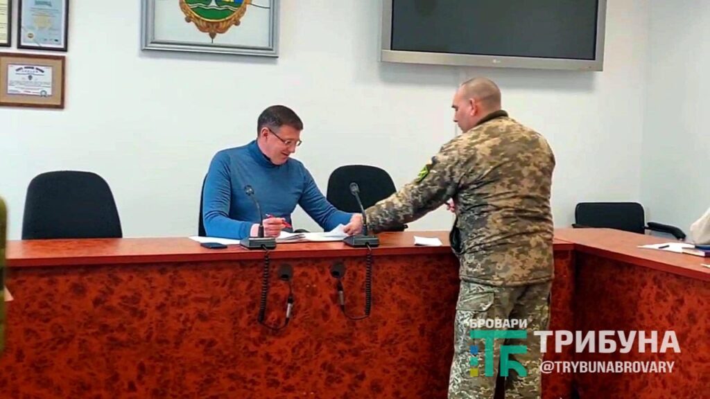 Меру Броварів та ще 8-ми присутнім на виконкомі вручили повістки. Та чи підпадають під мобілізацію? ВІДЕО