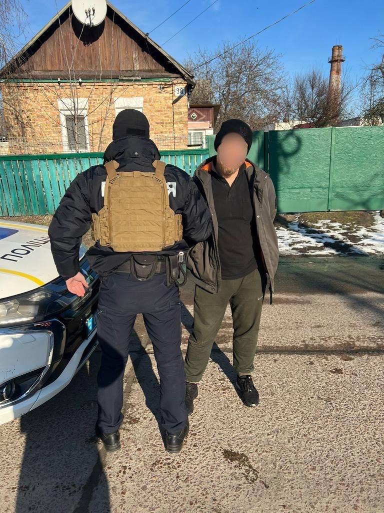 хуліган у Броварах із рюкзаком гранат