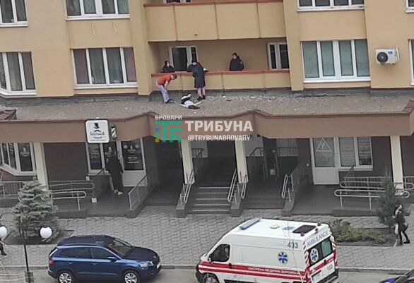 випала з вікна