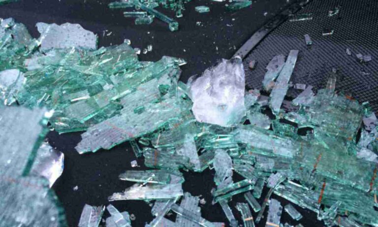 Недбалість підприємства вбила працівника розбите скло