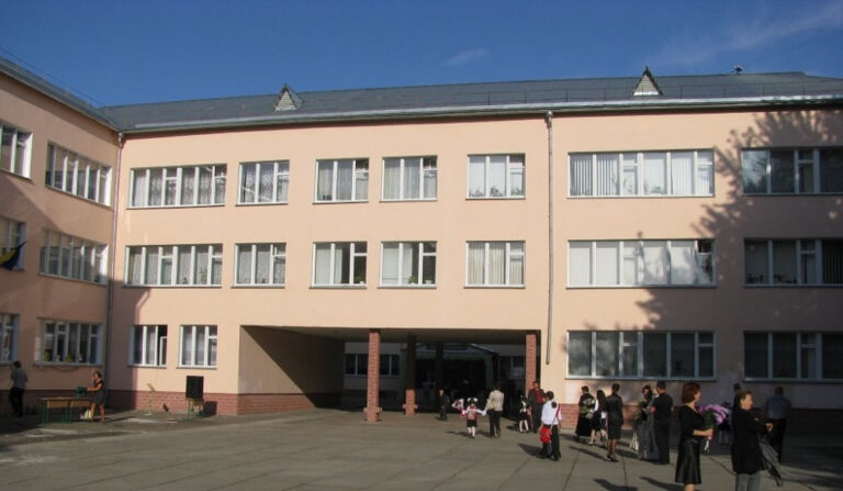 Ремонт укриттів у ліцеях №9 і 11, підвезення дітей із особливими потребами: на що ще виділять кошти в жовтні? Ліцей №9