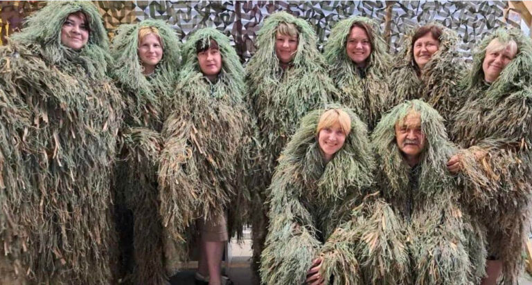 «Броварські хухи» сплели понад 1000 кікімор для наших снайперів і розвідників Броварські хухи